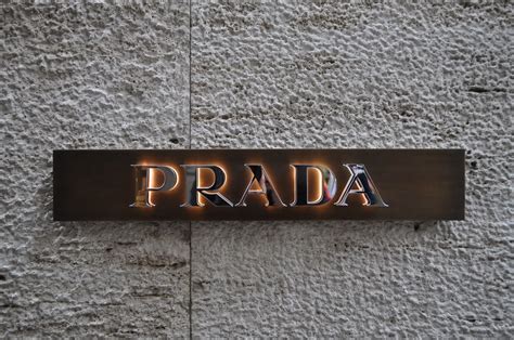 insegna boutiqeu fratelli prada|Prada, un secolo portato bene .